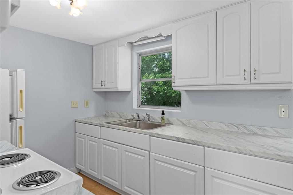 For Sale: $139,900 (1 beds, 1 baths, 675 Square Feet)