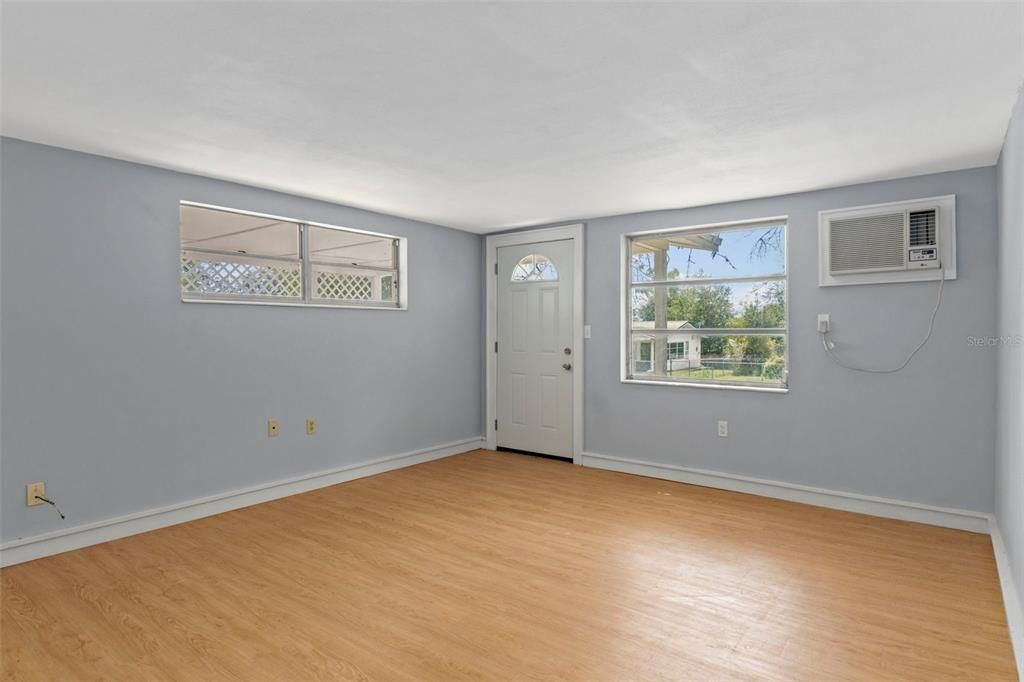 For Sale: $139,900 (1 beds, 1 baths, 675 Square Feet)