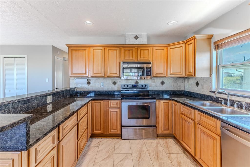 待售: $399,000 (2 贝兹, 2 浴室, 1300 平方英尺)