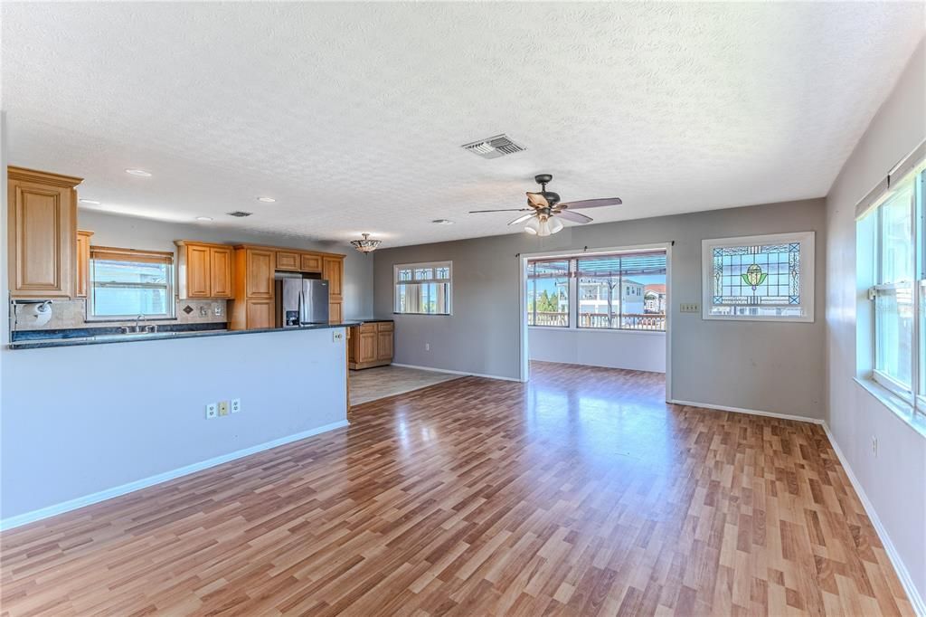 待售: $399,000 (2 贝兹, 2 浴室, 1300 平方英尺)