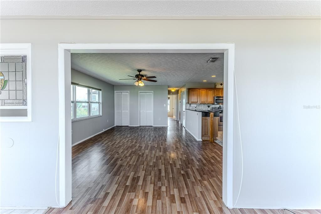 待售: $399,000 (2 贝兹, 2 浴室, 1300 平方英尺)