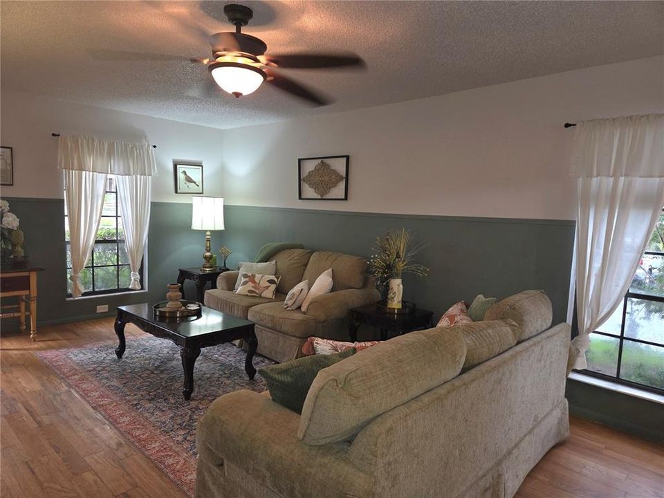 For Sale: $165,000 (2 beds, 1 baths, 980 Square Feet)