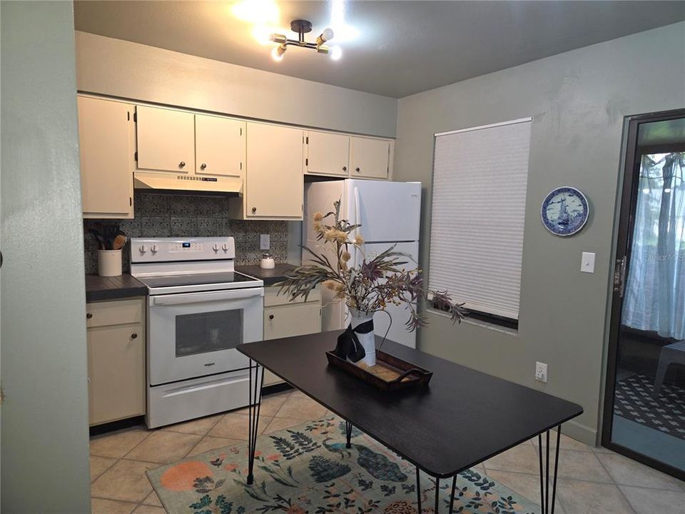 For Sale: $165,000 (2 beds, 1 baths, 980 Square Feet)