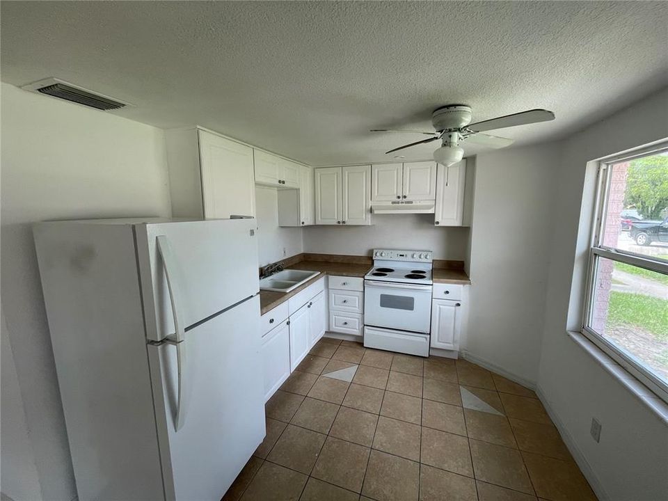 For Rent: $1,100 (2 beds, 1 baths, 720 Square Feet)