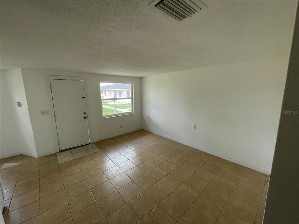For Rent: $1,100 (2 beds, 1 baths, 720 Square Feet)