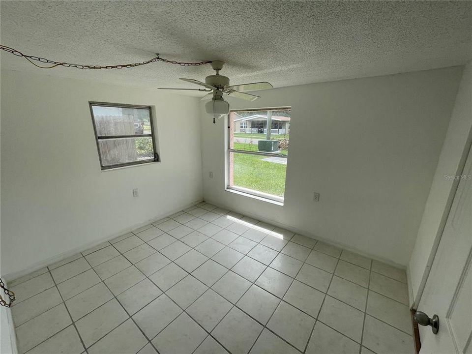 For Rent: $1,100 (2 beds, 1 baths, 720 Square Feet)