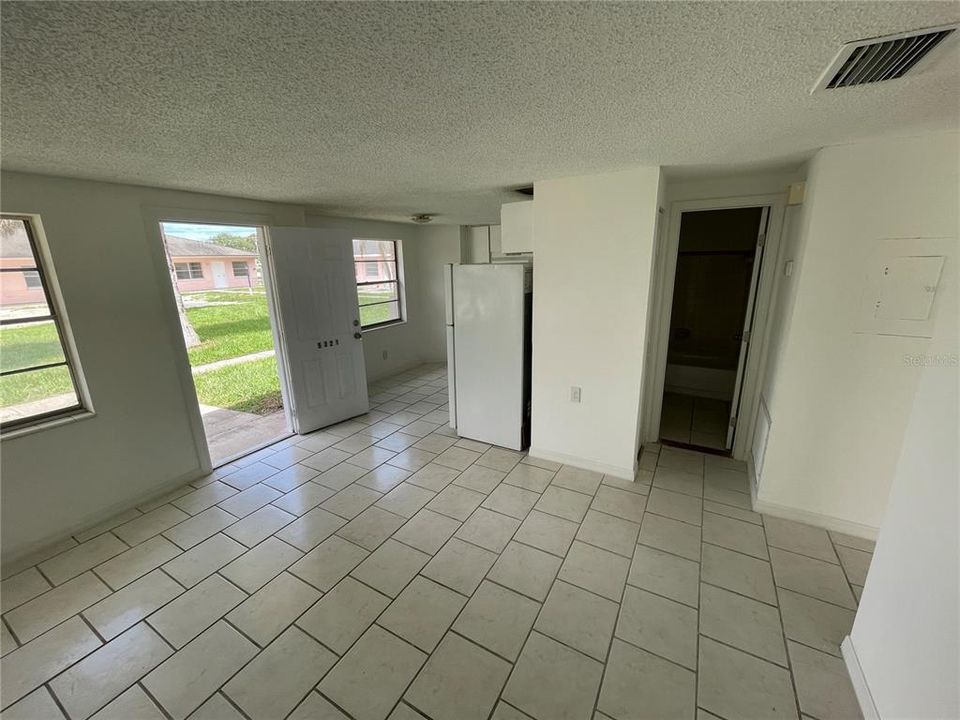 For Rent: $1,100 (2 beds, 1 baths, 720 Square Feet)