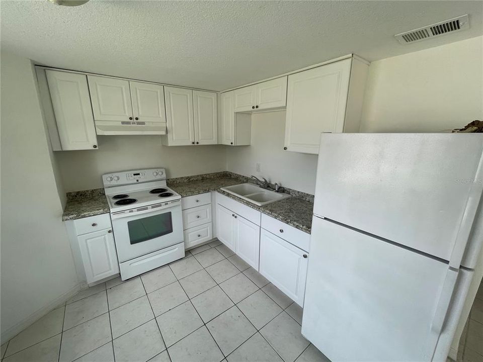 For Rent: $1,100 (2 beds, 1 baths, 720 Square Feet)