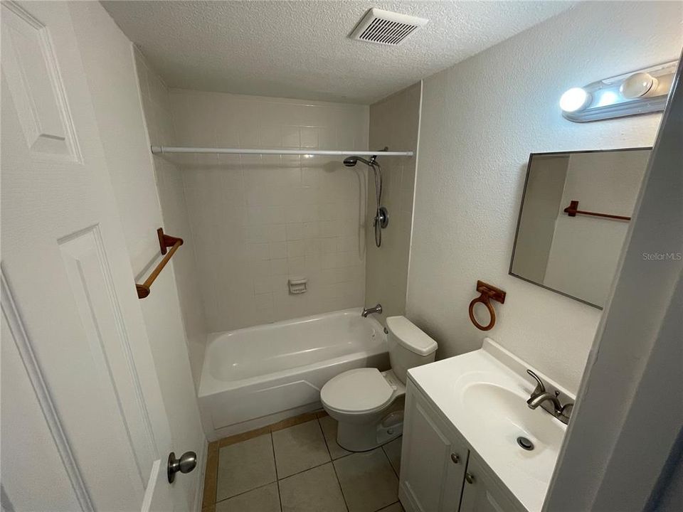 For Rent: $1,100 (2 beds, 1 baths, 720 Square Feet)