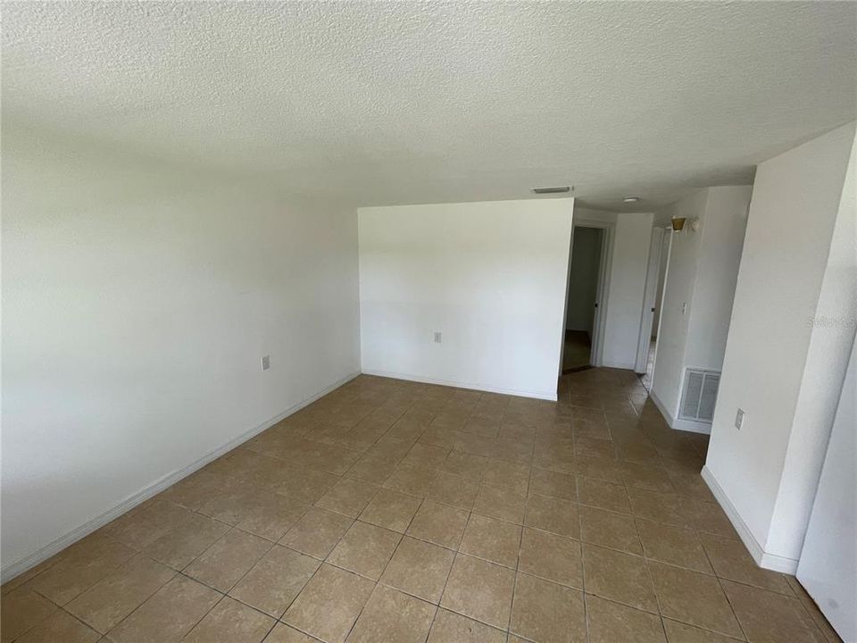 For Rent: $1,100 (2 beds, 1 baths, 720 Square Feet)