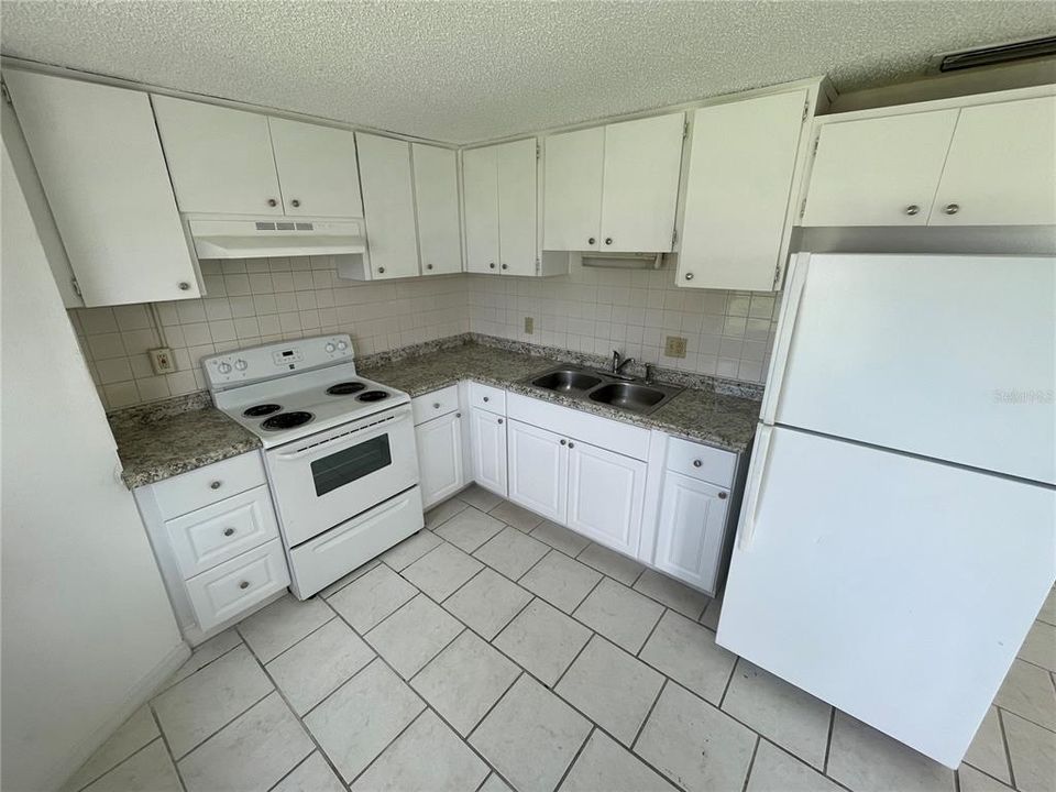 For Rent: $1,100 (2 beds, 1 baths, 720 Square Feet)