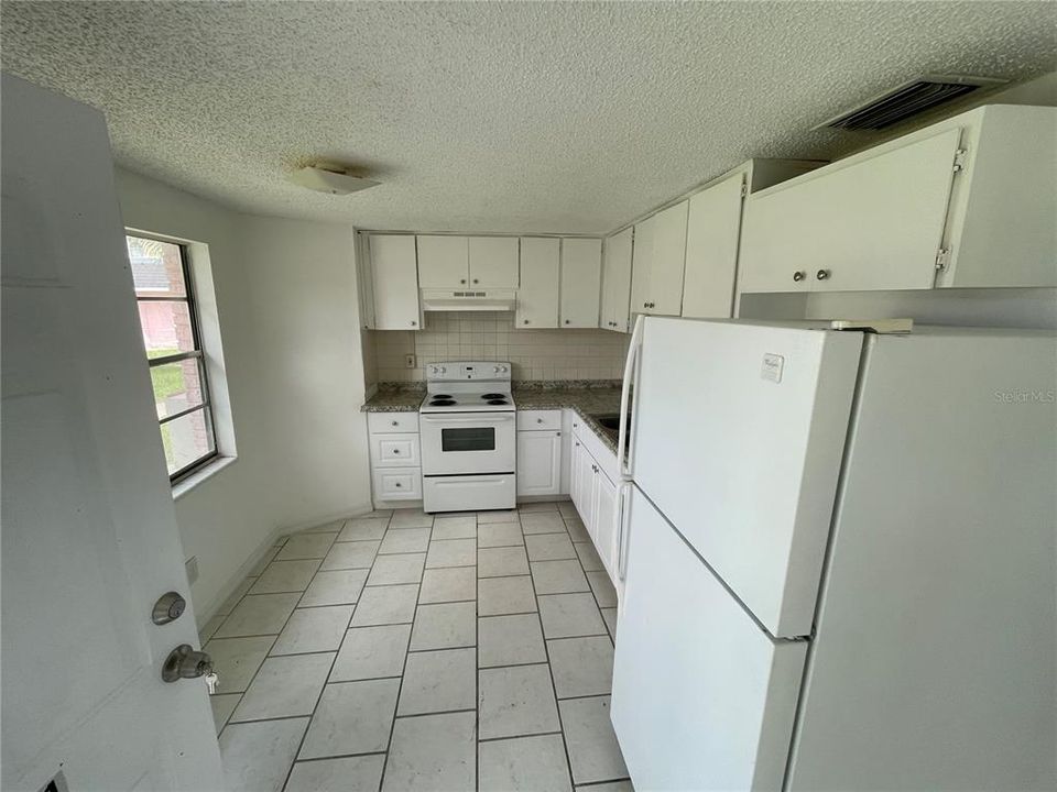For Rent: $1,100 (2 beds, 1 baths, 720 Square Feet)