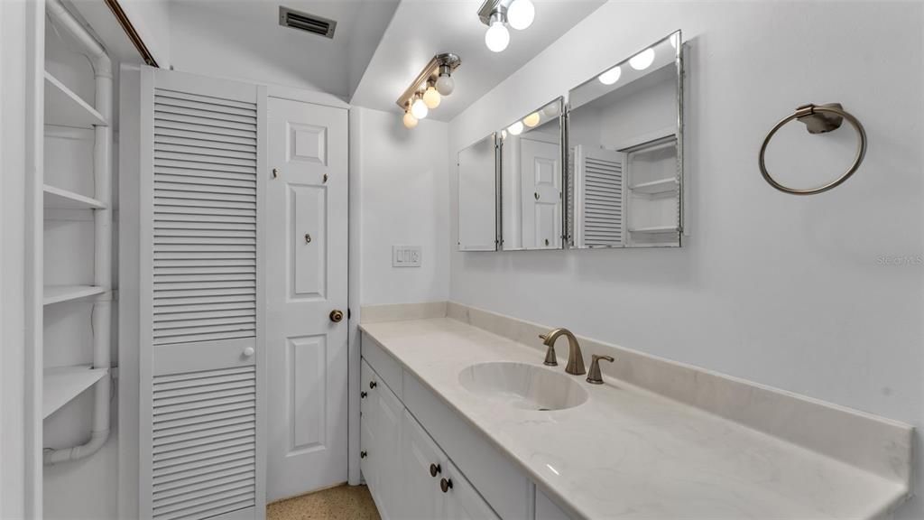 合同活跃: $430,000 (2 贝兹, 2 浴室, 1685 平方英尺)