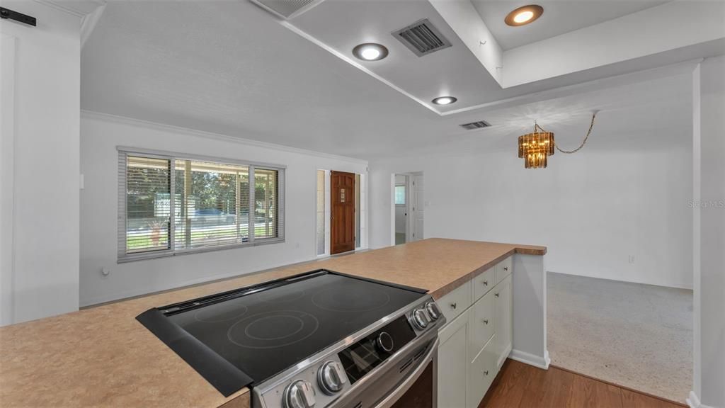 合同活跃: $430,000 (2 贝兹, 2 浴室, 1685 平方英尺)