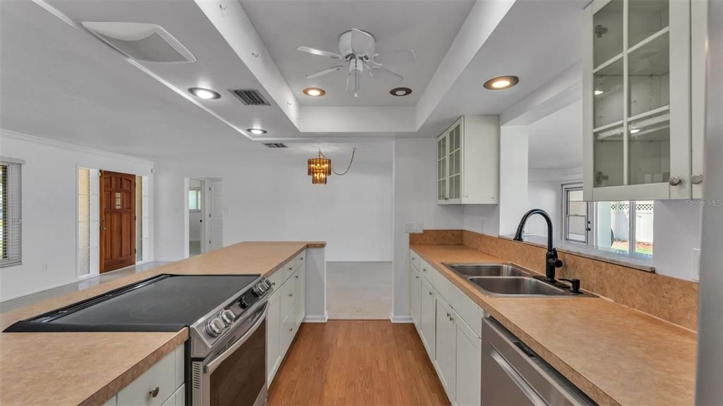 合同活跃: $430,000 (2 贝兹, 2 浴室, 1685 平方英尺)