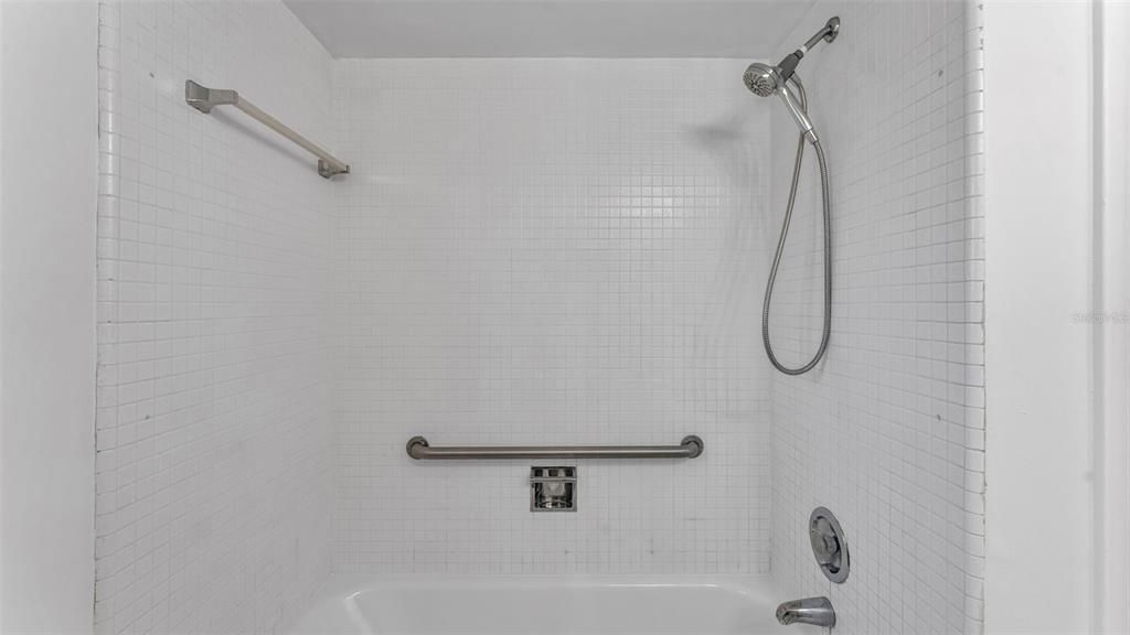 合同活跃: $430,000 (2 贝兹, 2 浴室, 1685 平方英尺)