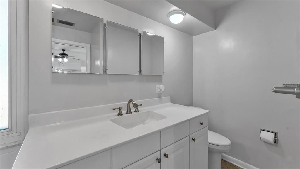 合同活跃: $430,000 (2 贝兹, 2 浴室, 1685 平方英尺)