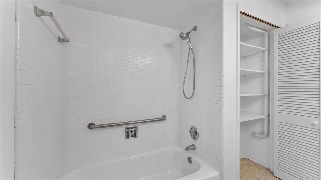 合同活跃: $430,000 (2 贝兹, 2 浴室, 1685 平方英尺)