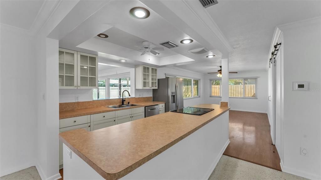 合同活跃: $430,000 (2 贝兹, 2 浴室, 1685 平方英尺)