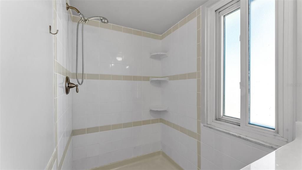 合同活跃: $430,000 (2 贝兹, 2 浴室, 1685 平方英尺)