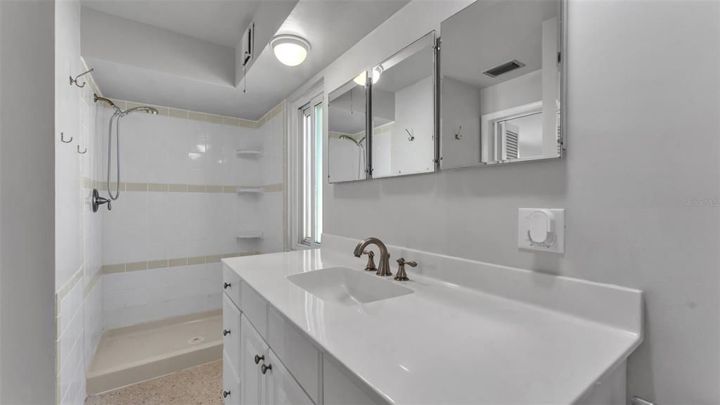 合同活跃: $430,000 (2 贝兹, 2 浴室, 1685 平方英尺)