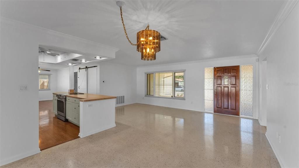 合同活跃: $430,000 (2 贝兹, 2 浴室, 1685 平方英尺)