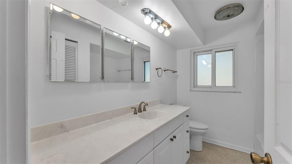 合同活跃: $430,000 (2 贝兹, 2 浴室, 1685 平方英尺)