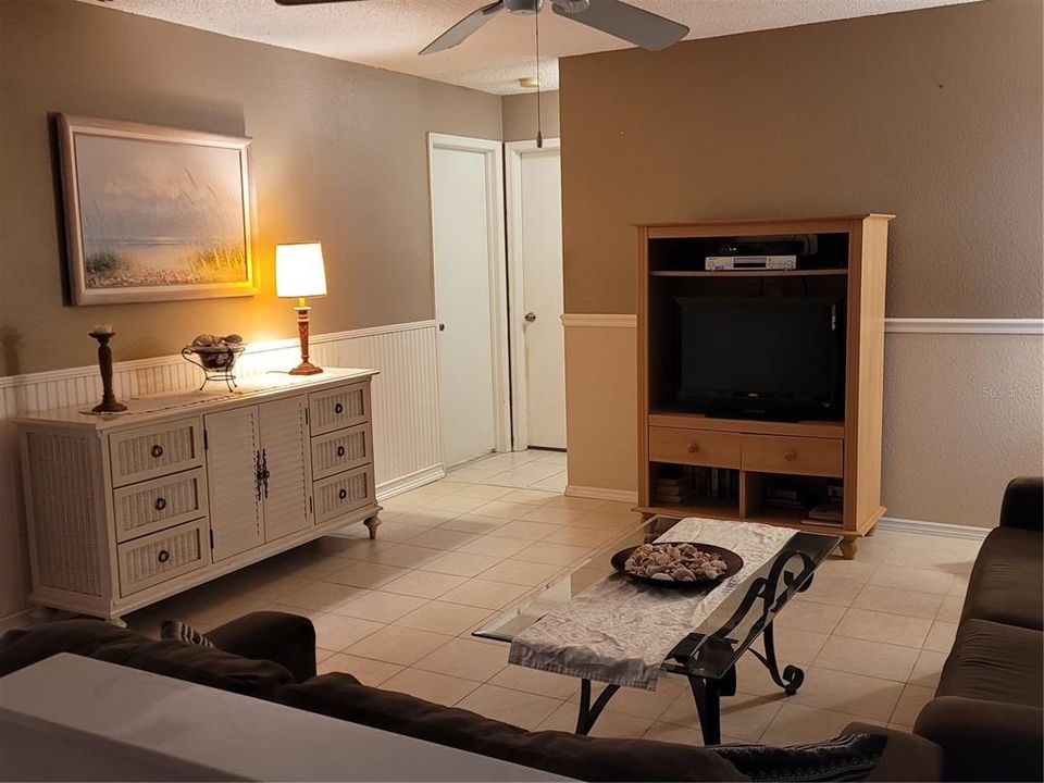 合同活跃: $175,000 (2 贝兹, 2 浴室, 962 平方英尺)