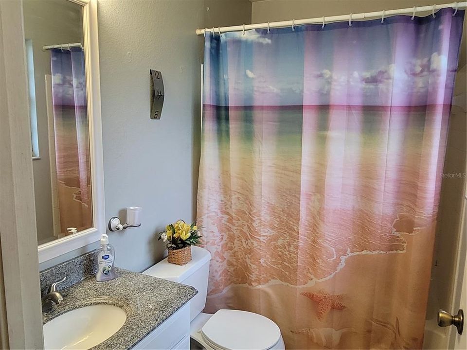 合同活跃: $175,000 (2 贝兹, 2 浴室, 962 平方英尺)