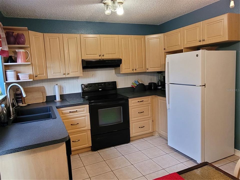 合同活跃: $175,000 (2 贝兹, 2 浴室, 962 平方英尺)