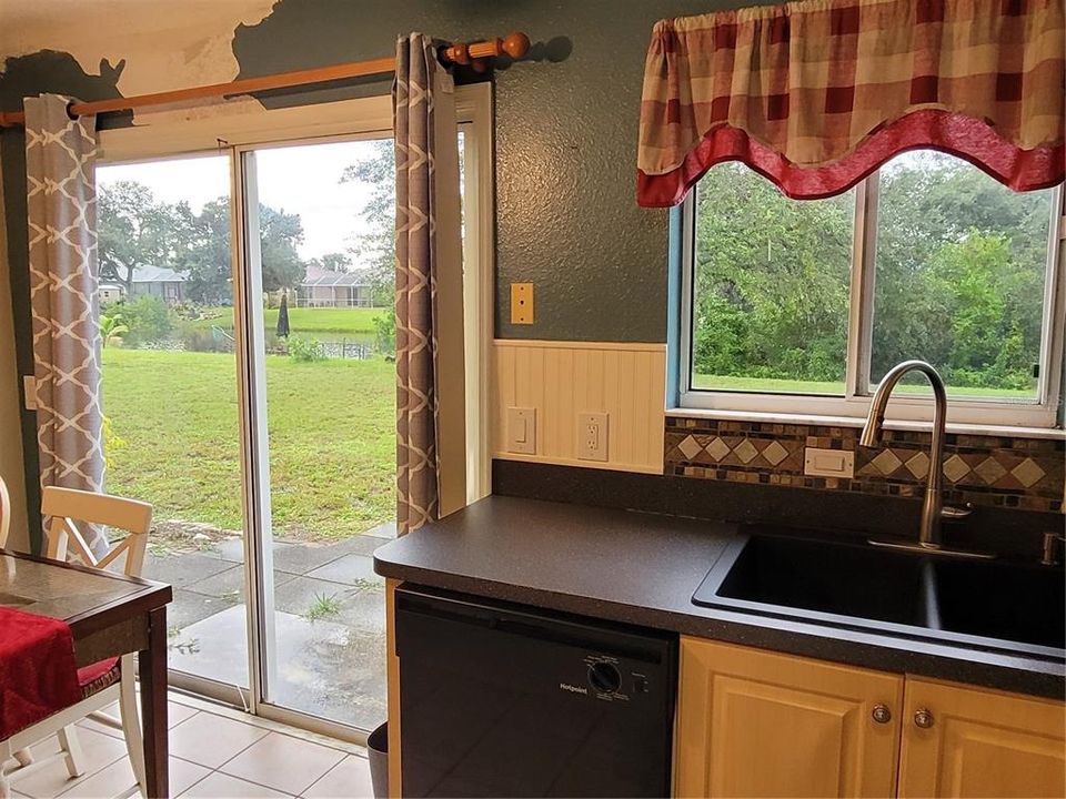 合同活跃: $175,000 (2 贝兹, 2 浴室, 962 平方英尺)