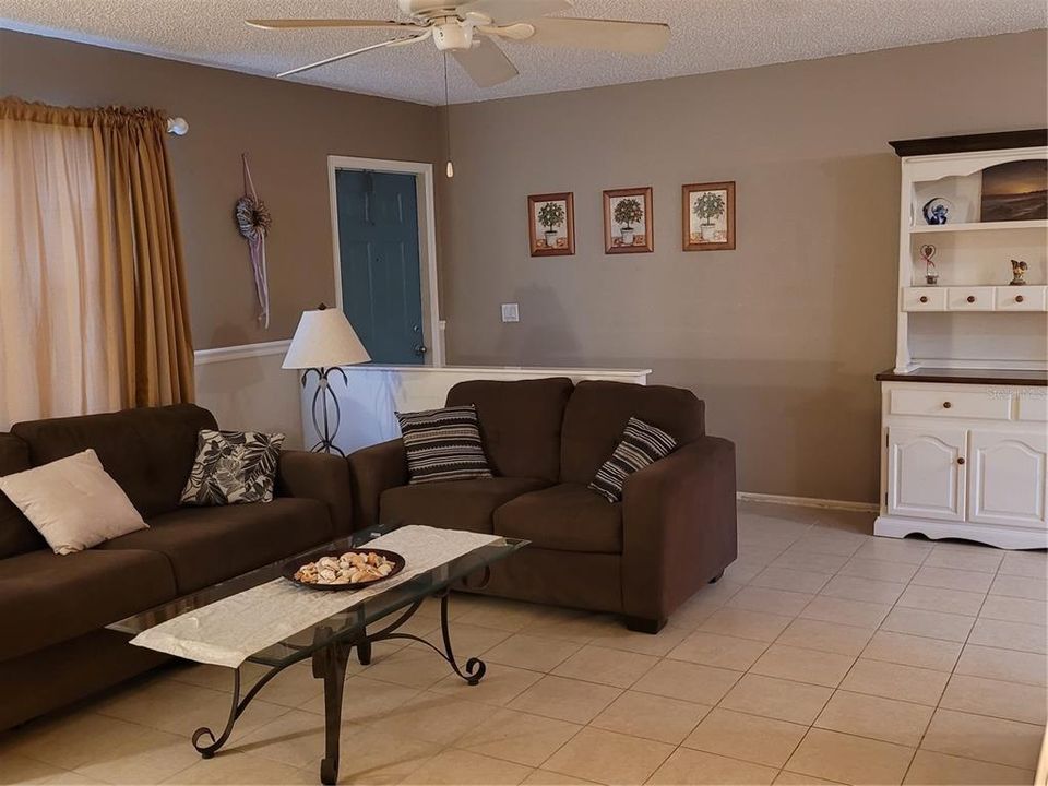 合同活跃: $175,000 (2 贝兹, 2 浴室, 962 平方英尺)