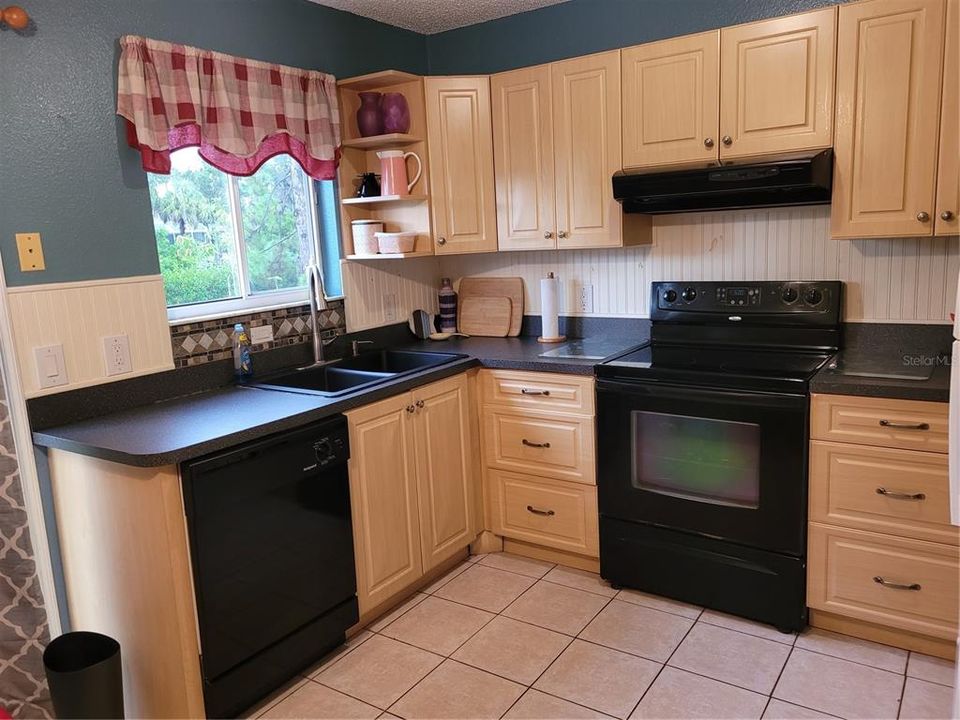 合同活跃: $175,000 (2 贝兹, 2 浴室, 962 平方英尺)