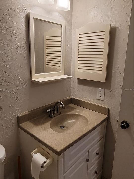 合同活跃: $175,000 (2 贝兹, 2 浴室, 962 平方英尺)