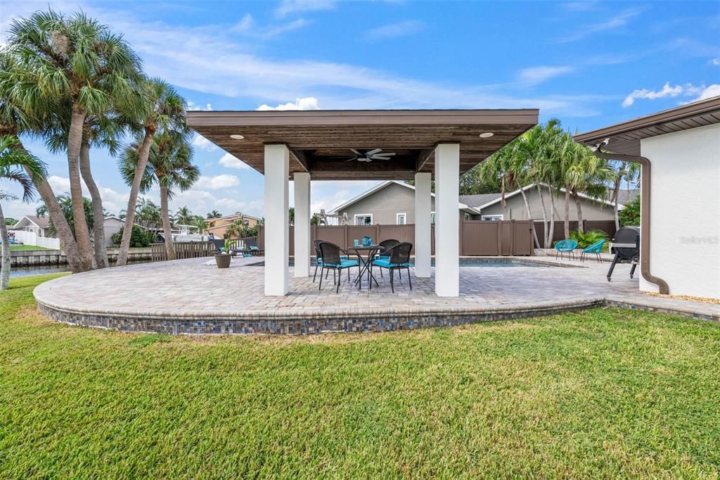 Под контрактом: $1,550,000 (4 спален, 3 ванн, 2630 Квадратных фут)