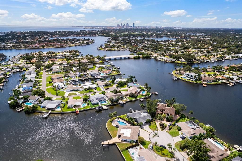 Под контрактом: $1,550,000 (4 спален, 3 ванн, 2630 Квадратных фут)