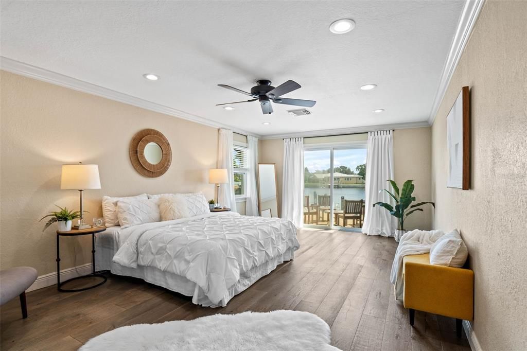 Под контрактом: $1,550,000 (4 спален, 3 ванн, 2630 Квадратных фут)