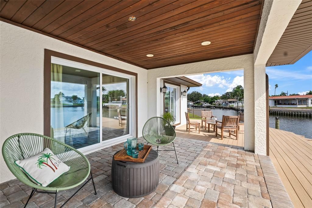 Под контрактом: $1,550,000 (4 спален, 3 ванн, 2630 Квадратных фут)