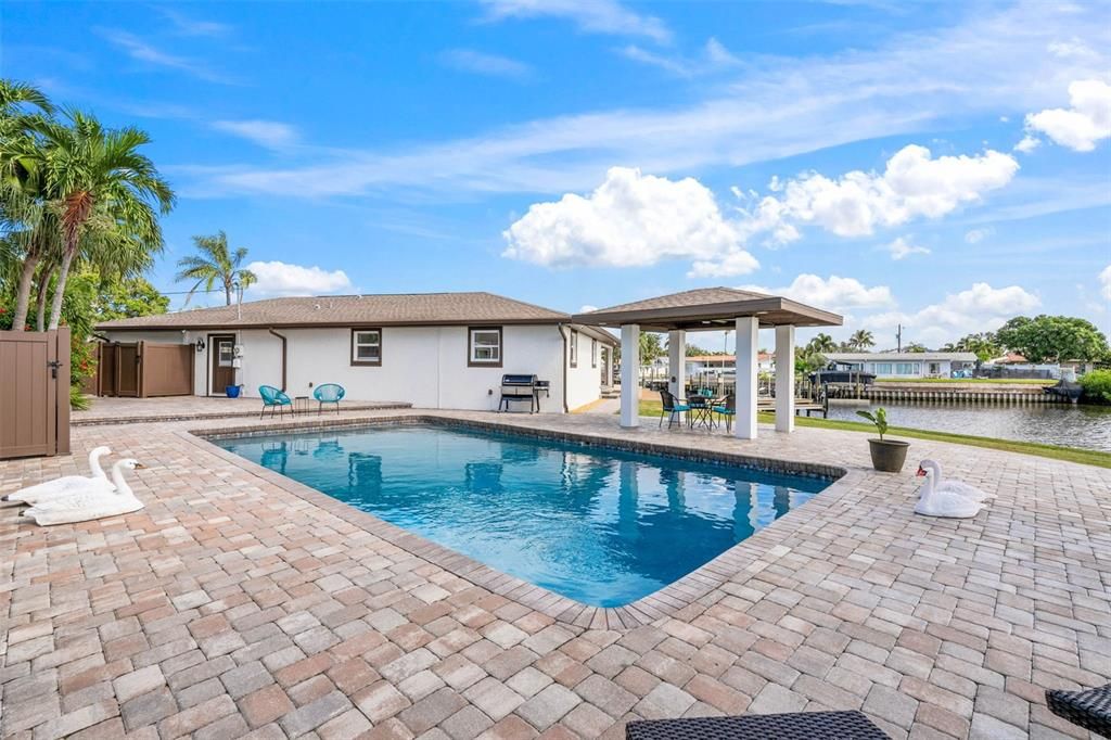 Под контрактом: $1,550,000 (4 спален, 3 ванн, 2630 Квадратных фут)