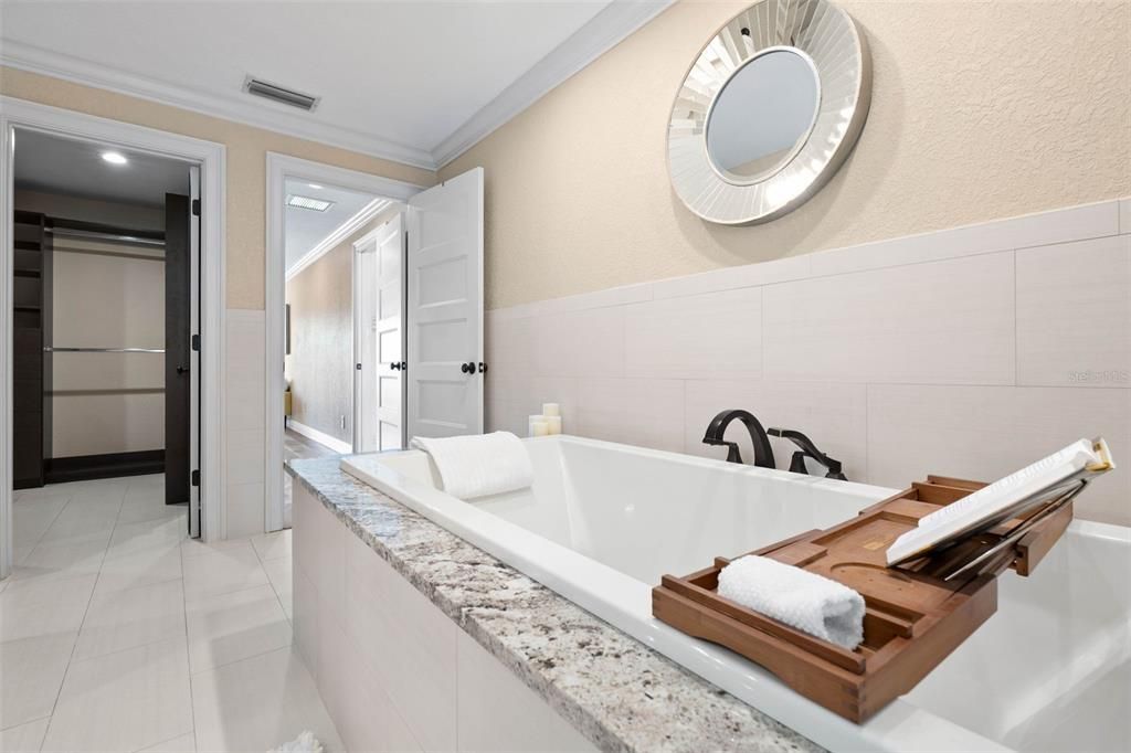 Под контрактом: $1,550,000 (4 спален, 3 ванн, 2630 Квадратных фут)