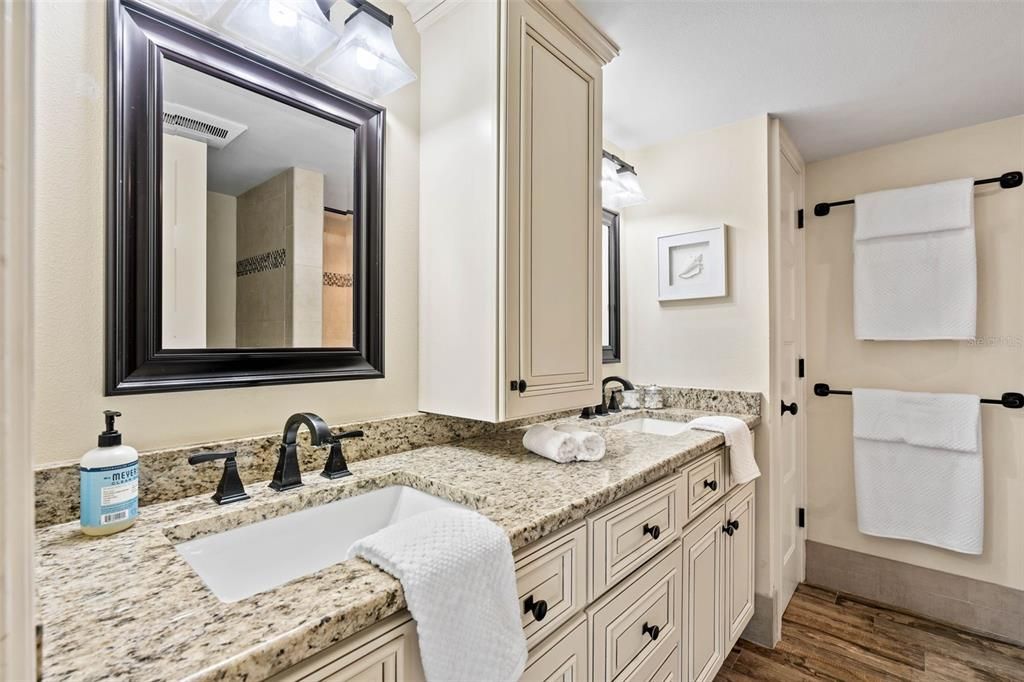 Под контрактом: $1,550,000 (4 спален, 3 ванн, 2630 Квадратных фут)