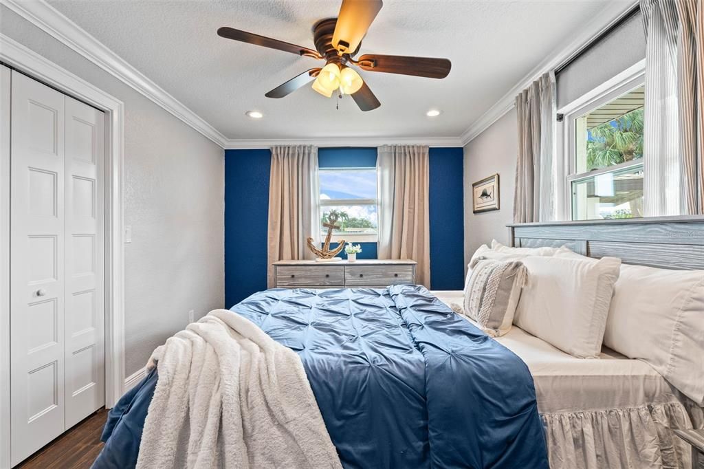 Под контрактом: $1,550,000 (4 спален, 3 ванн, 2630 Квадратных фут)