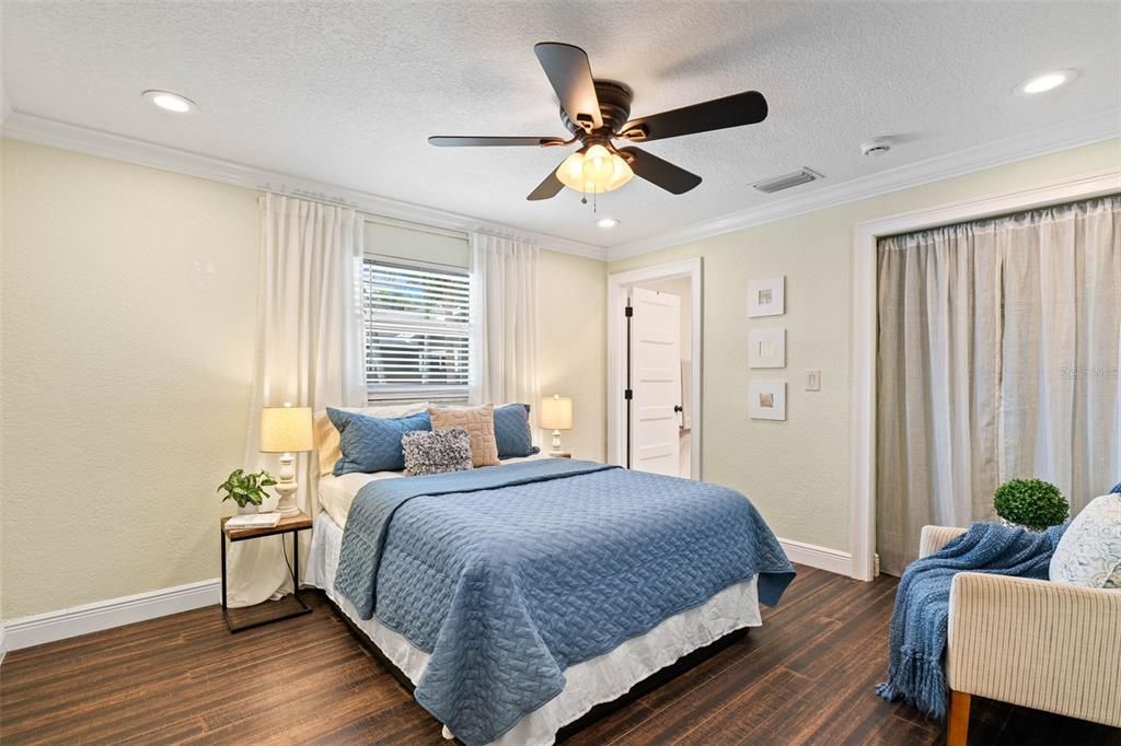 Под контрактом: $1,550,000 (4 спален, 3 ванн, 2630 Квадратных фут)