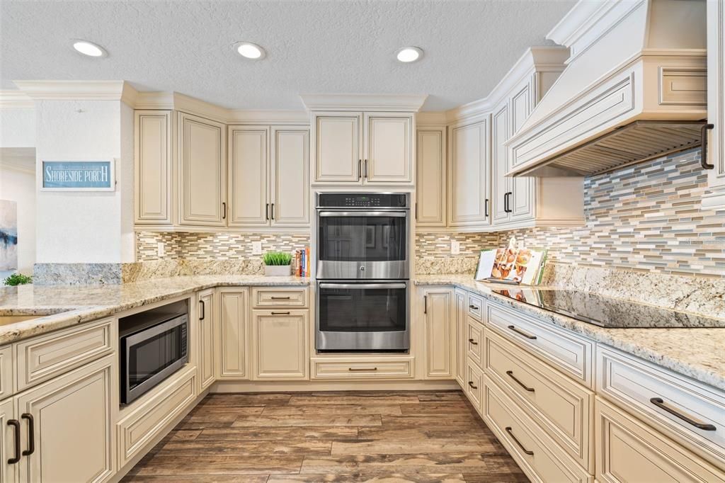 Под контрактом: $1,550,000 (4 спален, 3 ванн, 2630 Квадратных фут)