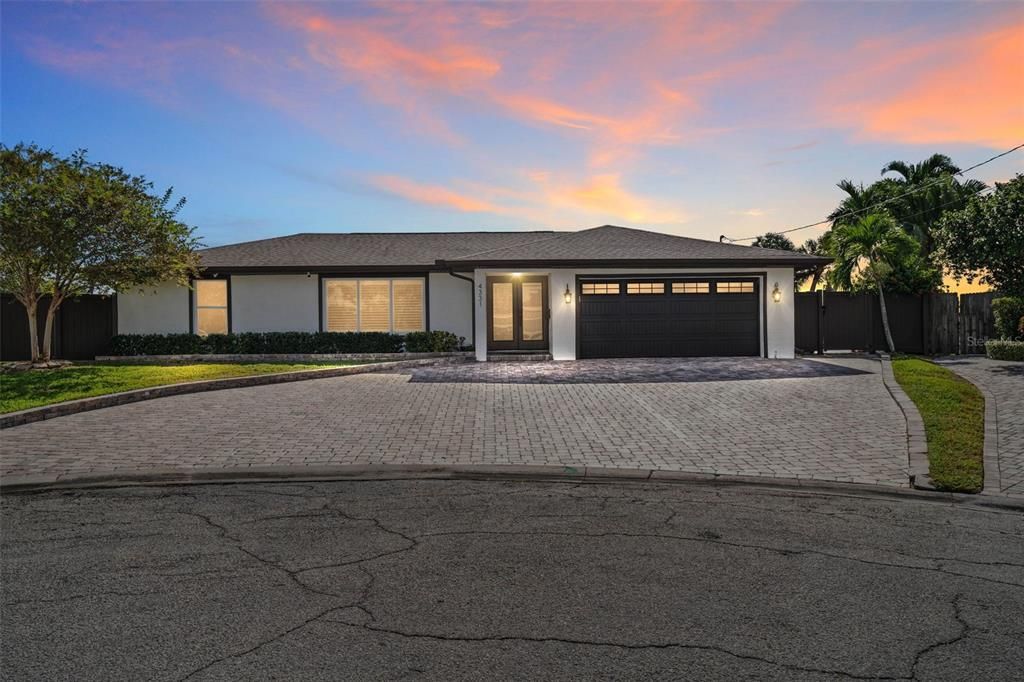 Под контрактом: $1,550,000 (4 спален, 3 ванн, 2630 Квадратных фут)