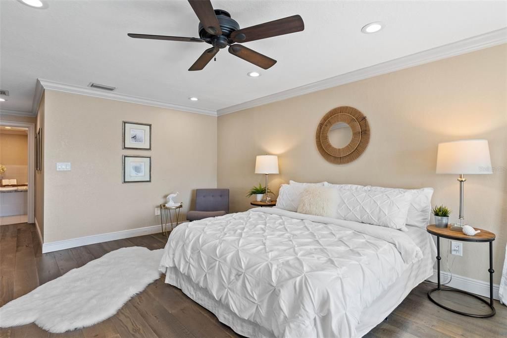 Под контрактом: $1,550,000 (4 спален, 3 ванн, 2630 Квадратных фут)