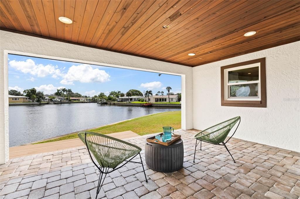 Под контрактом: $1,550,000 (4 спален, 3 ванн, 2630 Квадратных фут)