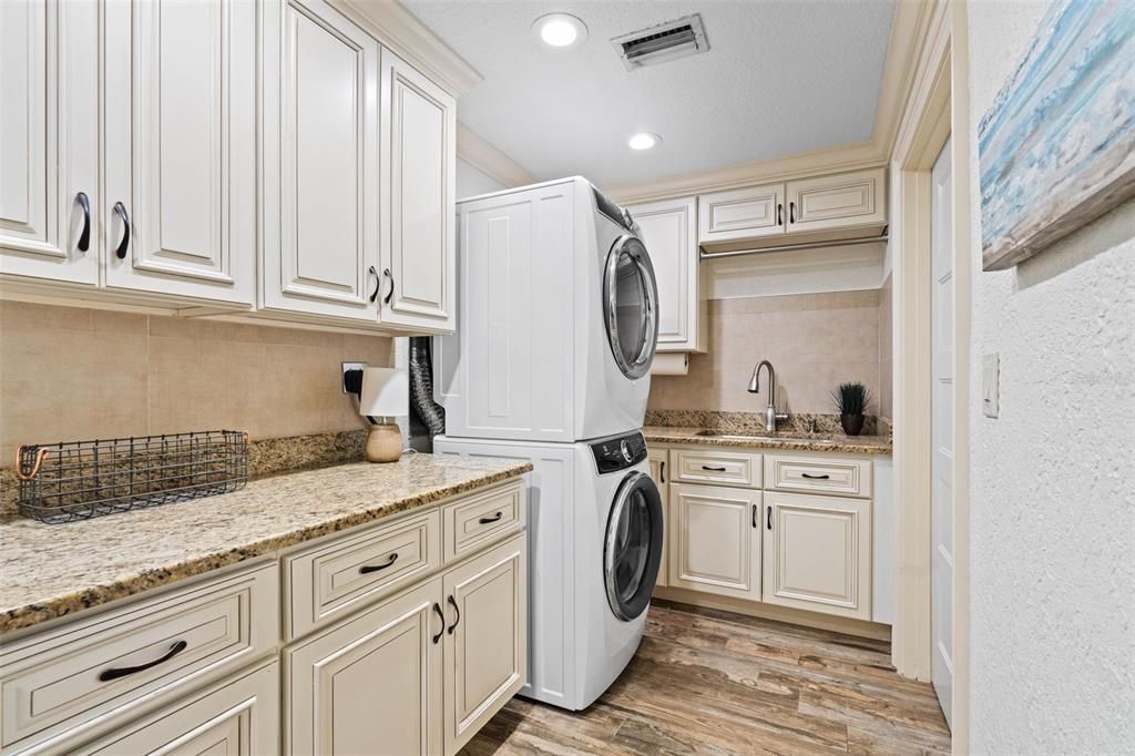 Под контрактом: $1,550,000 (4 спален, 3 ванн, 2630 Квадратных фут)