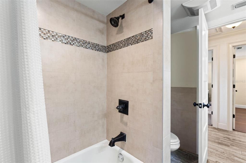 Под контрактом: $1,550,000 (4 спален, 3 ванн, 2630 Квадратных фут)