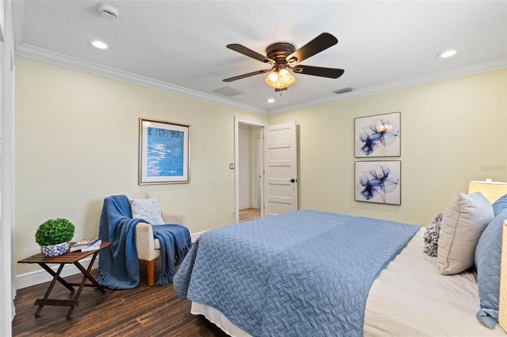 Под контрактом: $1,550,000 (4 спален, 3 ванн, 2630 Квадратных фут)